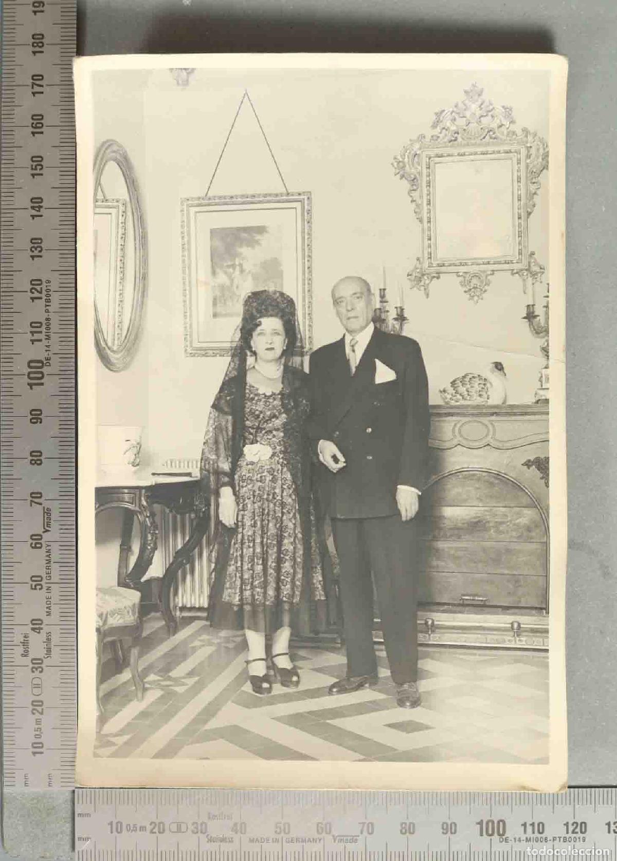 Fotografia antiga: FOTOGRAFIA. MATRIMONIO EN INTERIOR HOGAR HACIA 1950