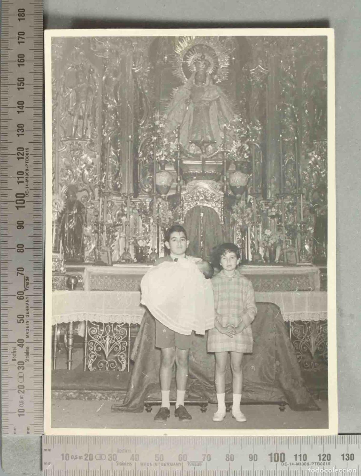 Fotografia antiga: FOTOGRAFIA. BAUTIZO NI&Ntilde;O. RETABLO BARROCO HACIA 1950