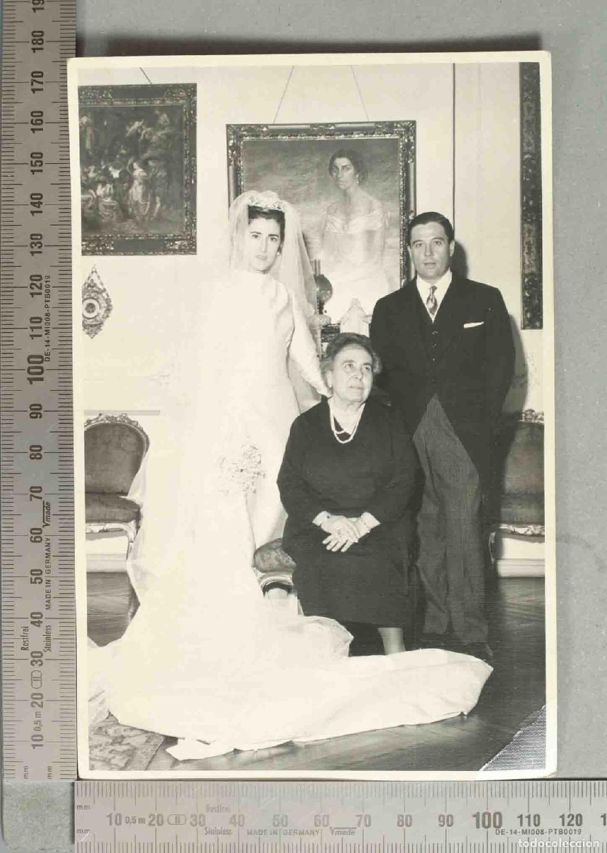 Fotografia antiga: FOTOGRAFIA. MATRIMONIO CON MADRE HACIA 1960