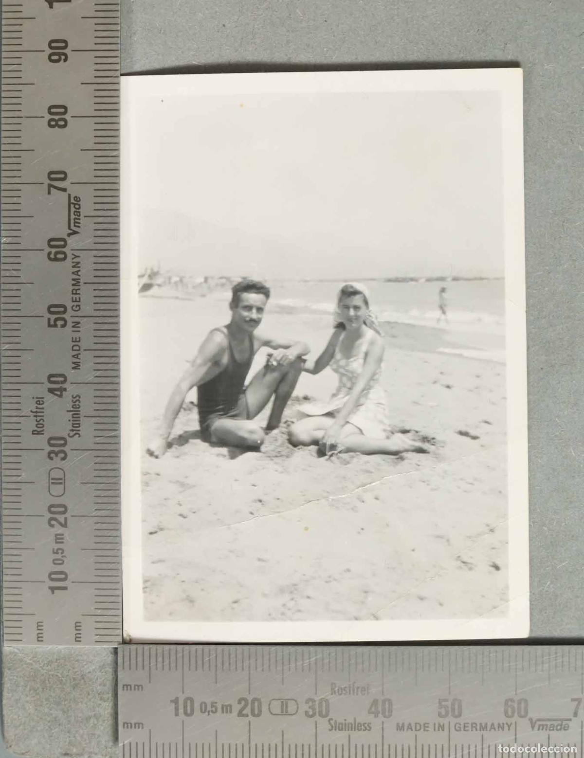Fotografia antiga: FOTOGRAFIA. PAREJA DE BA&Ntilde;ISTAS. FUENGIROLA 1947
