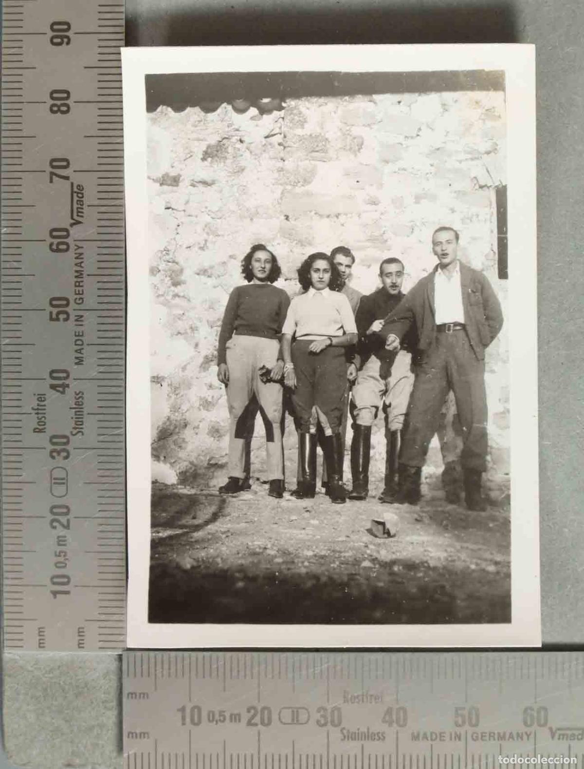 Fotografia antiga: FOTOGRAFIA. GRUPO DE PERSONAS EN CORTIJO