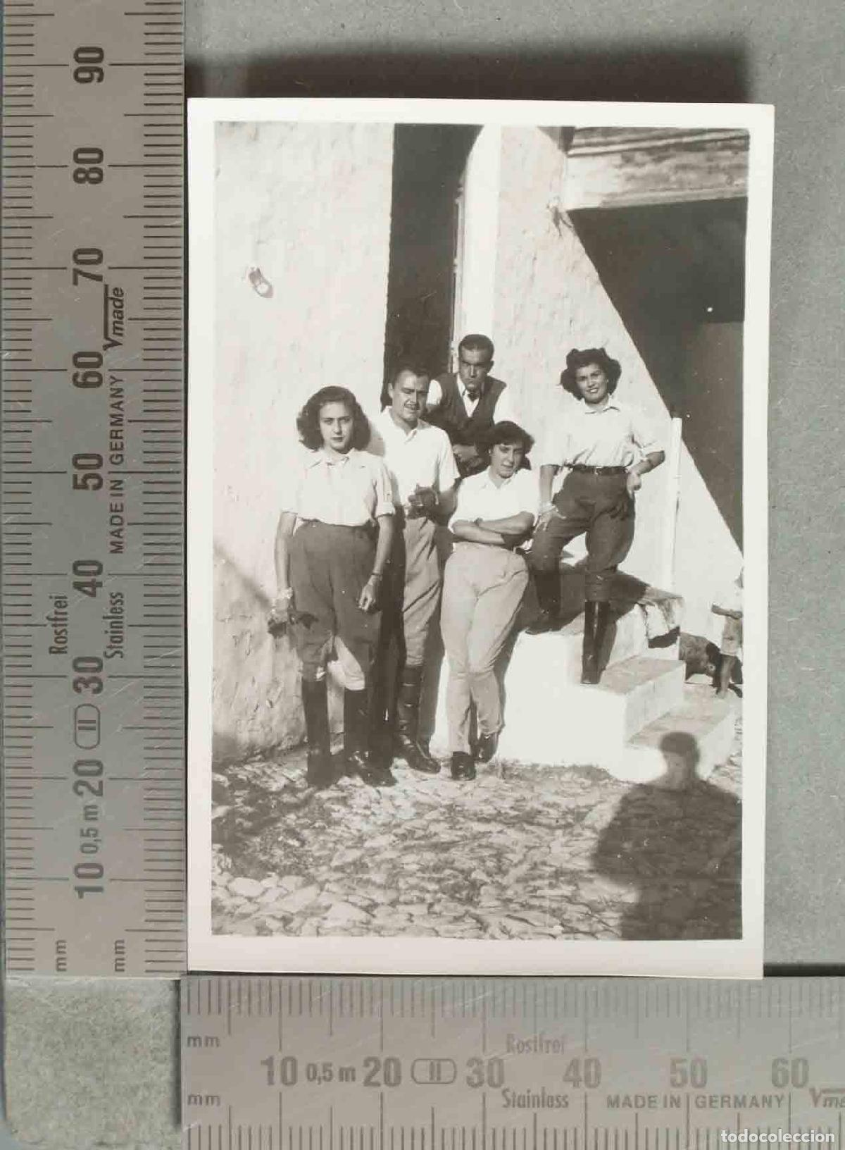 Fotografia antiga: FOTOGRAFIA. GRUPO DE PERSONAS EN CORTIJO hacia 1940