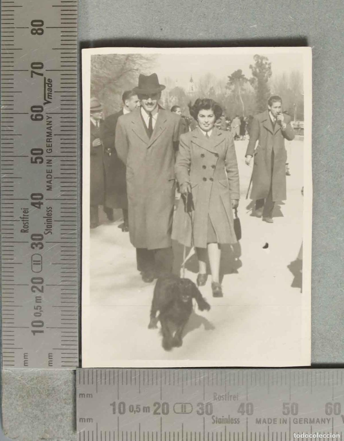 Fotograf&iacute;a antigua: FOTOGRAFIA. PAREJA CON PERRO hacia 1940
