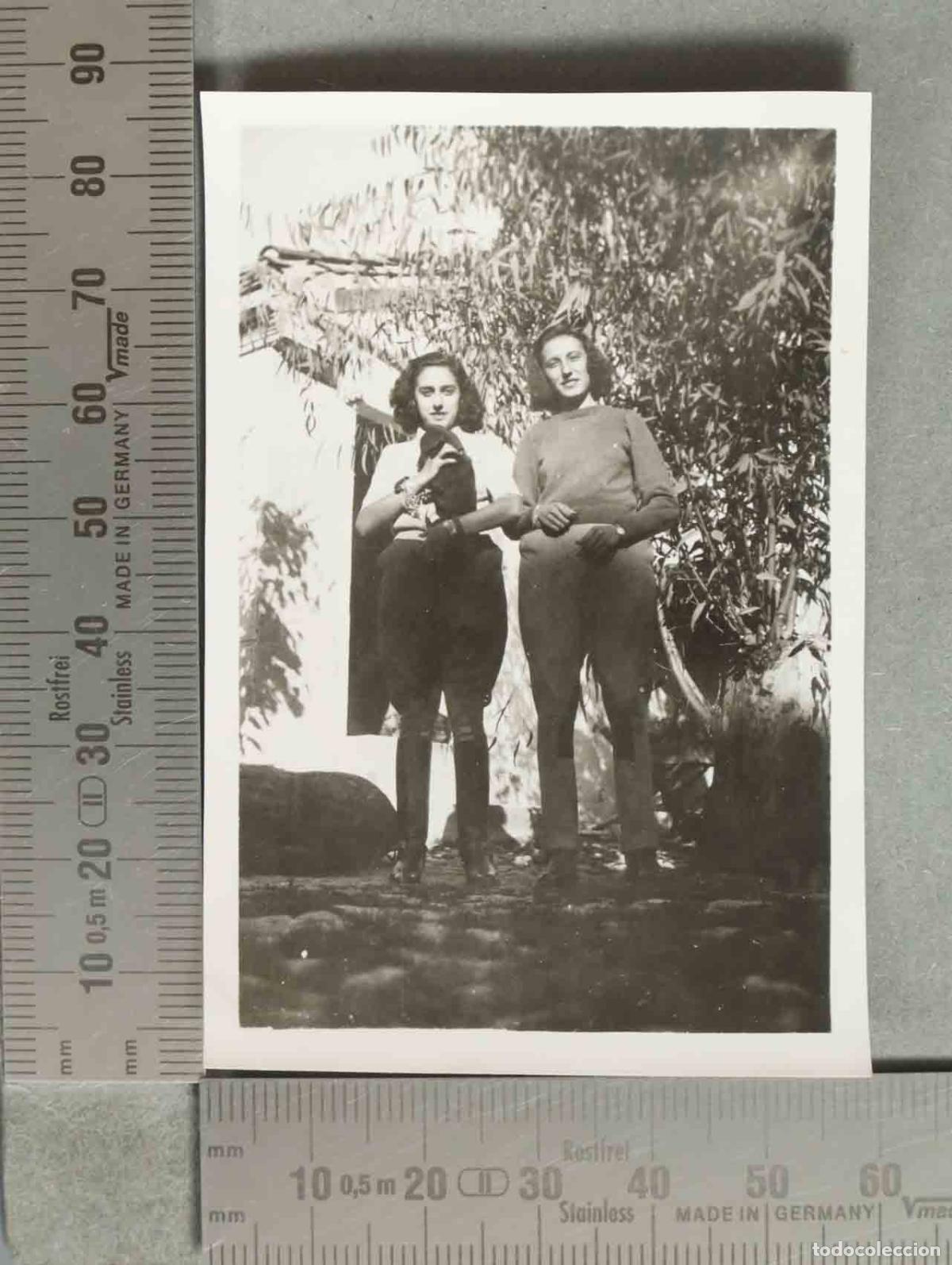 Fotograf&iacute;a antigua: FOTOGRAFIA. MUJERES CON PERRO hacia 1940