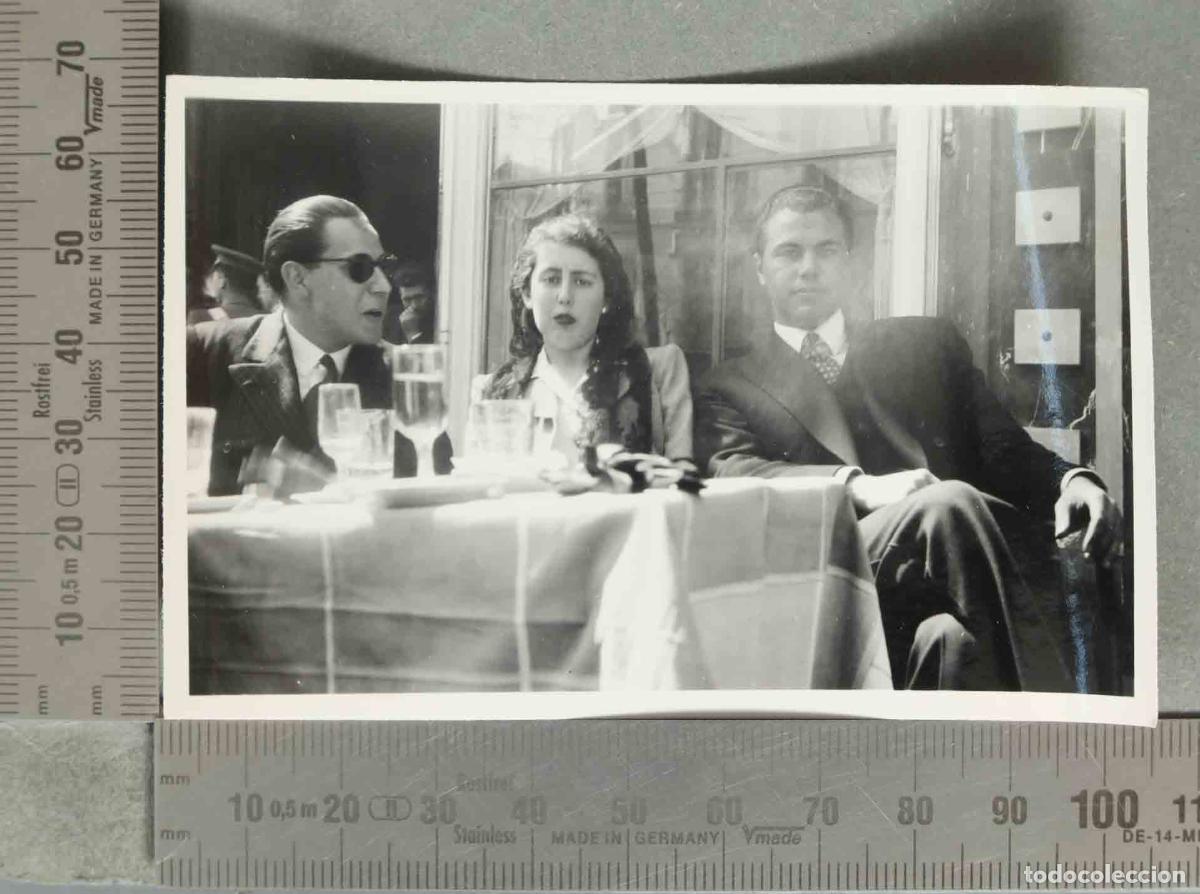 Fotografia antica: FOTOGRAFIA. TOMANDO ALGO EN TERRAZA hacia 1940