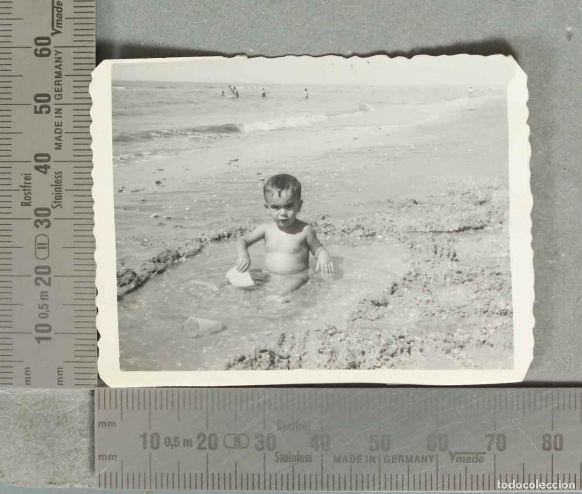 Fotografia antiga: FOTOGRAFIA. NI&Ntilde;O JUGANDO PLAYA hacia 1940