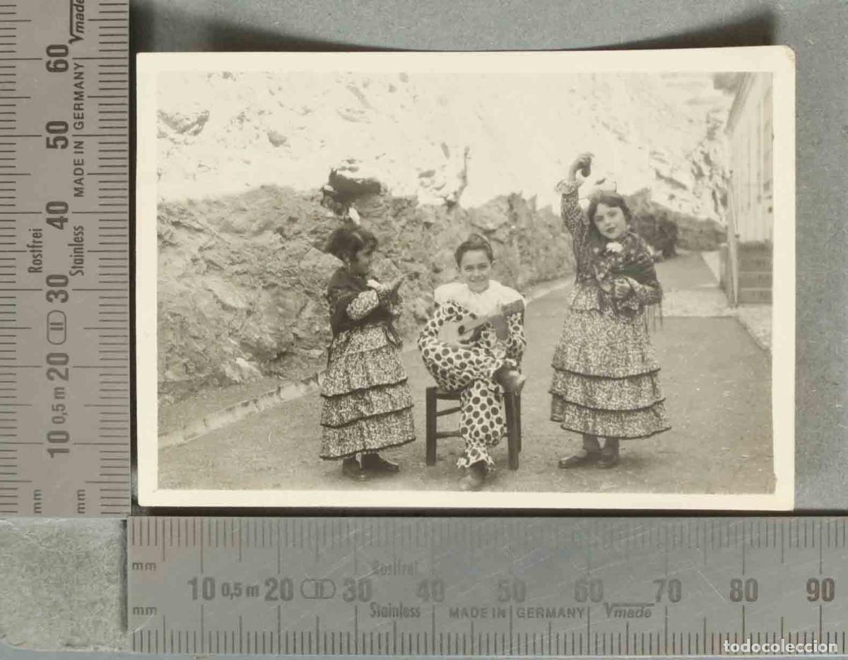 Fotografia antiga: FOTOGRAFIA. NI&Ntilde;OS DISFRAZADOS JUGANDO hacia 1940