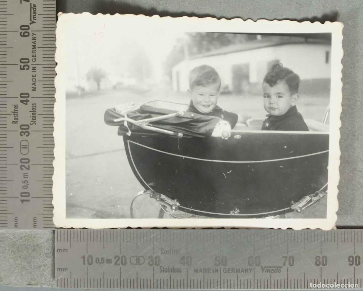 Fotografia antiga: FOTOGRAFIA. NI&Ntilde;OS EN CARRO hacia 1940