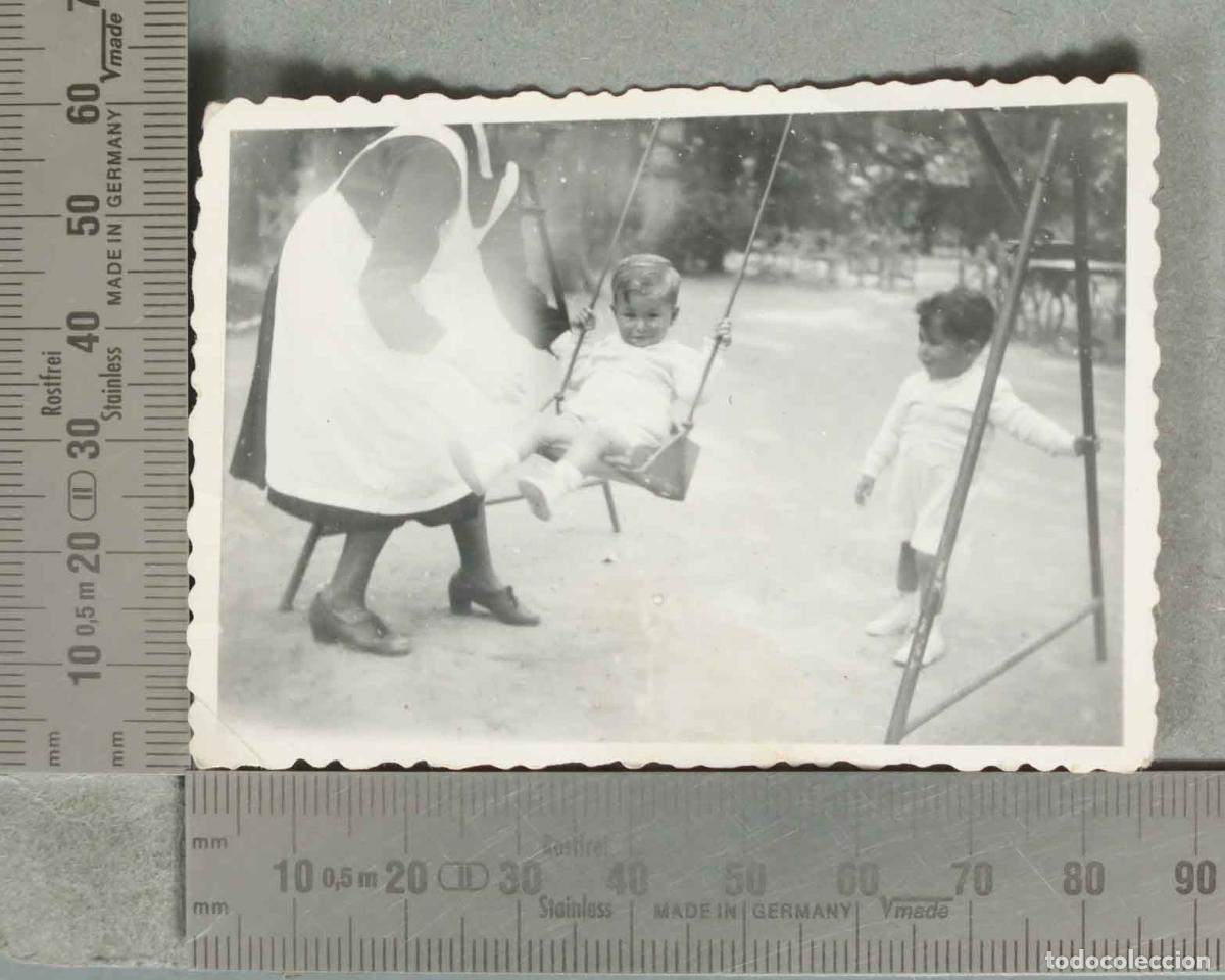 Fotografia antiga: FOTOGRAFIA. NI&Ntilde;OS EN COLUMPIO Y ASISTENTA hacia 1940