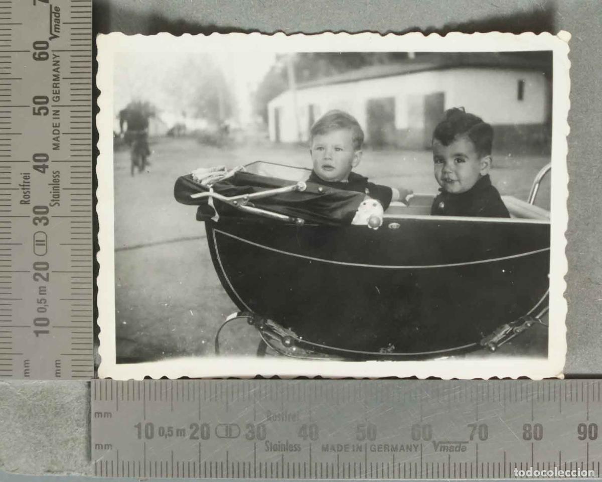 Fotografia antiga: FOTOGRAFIA. NI&Ntilde;OS EN CARRO hacia 1940