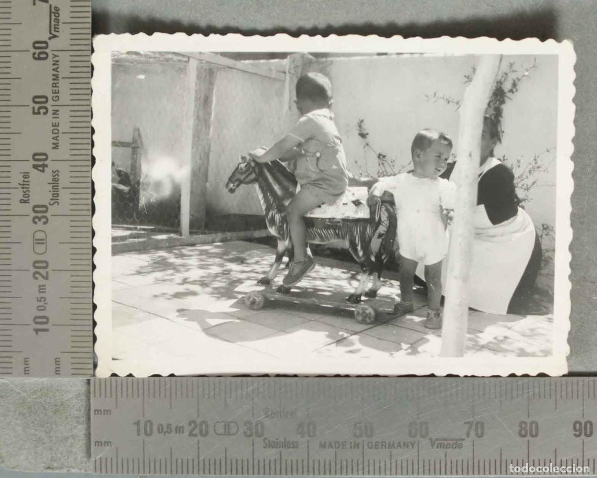 Fotografia antiga: FOTOGRAFIA. NI&Ntilde;OS JUGANDO CON CABALLO hacia 1940
