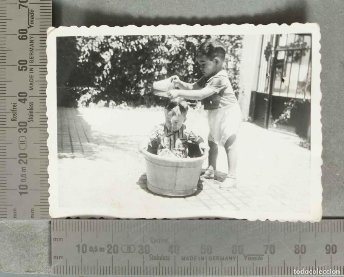 Fotografia antiga: FOTOGRAFIA. NI&Ntilde;O BA&Ntilde;ANDO A OTRO. hacia 1940