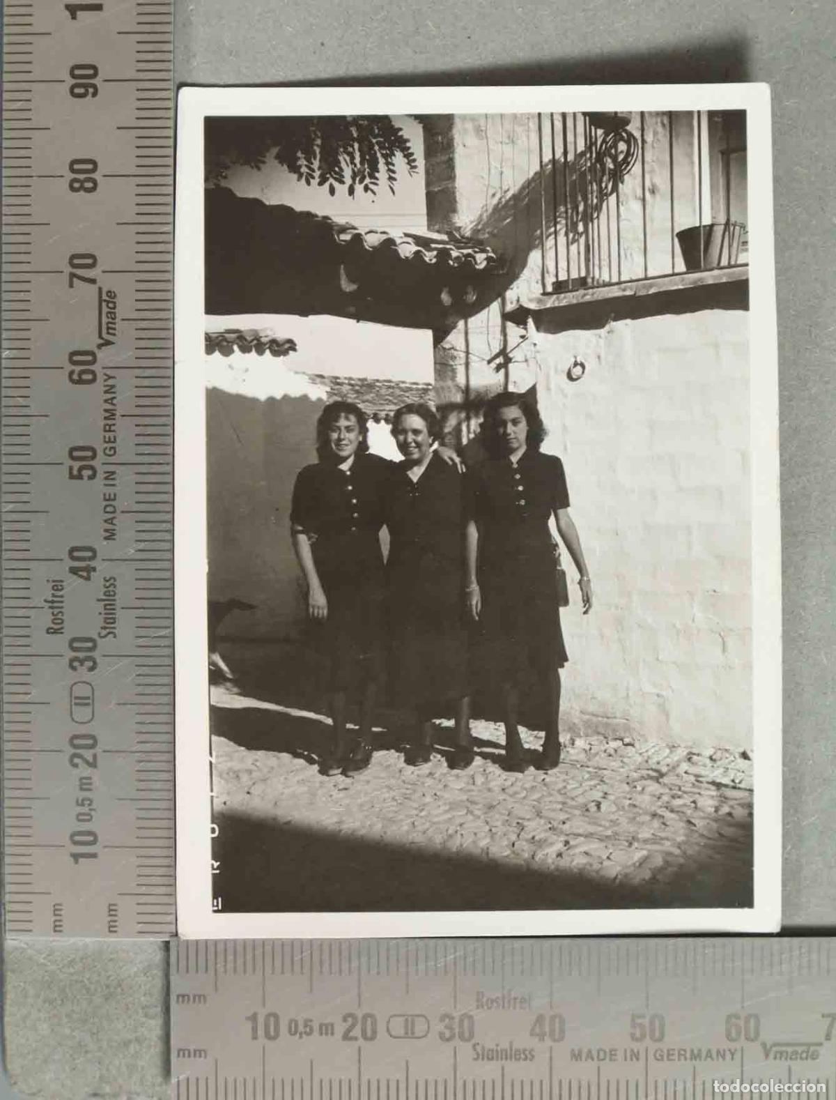 Fotografia antiga: FOTOGRAFIA. MUJERES EN CALLE DE VILLACARRILLO 1940