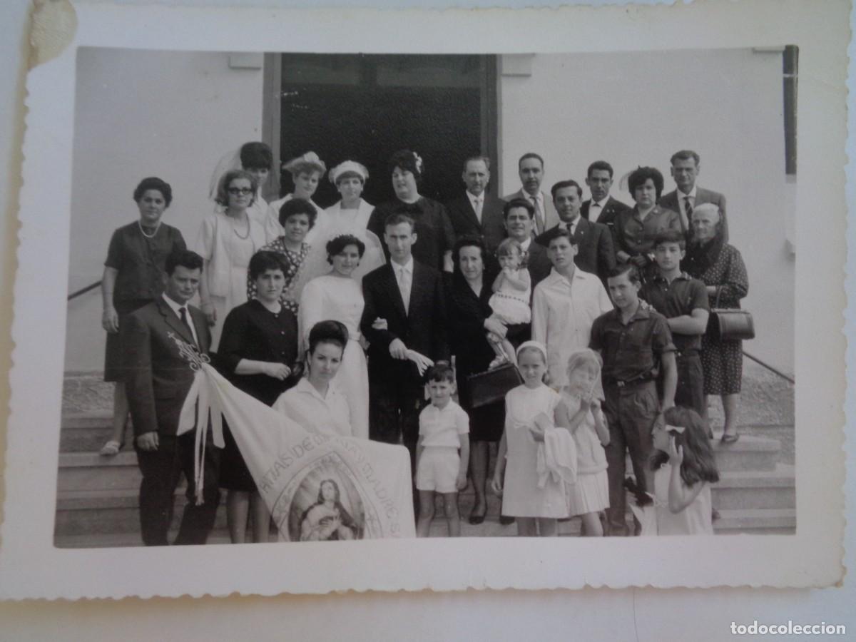 Fotograf&iacute;a antigua: FOTO DE BODA , CHICA CON ESTANDARTE DE LA VIRGEN INMACULADA, 1965. DE JOSE L. SORIA, MELILLA