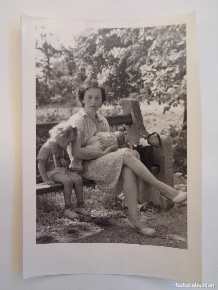 Fotograf&iacute;a antigua: FOTO DE MADRE DANDO EL PECHO A SU BEBE , A&Ntilde;OS 40