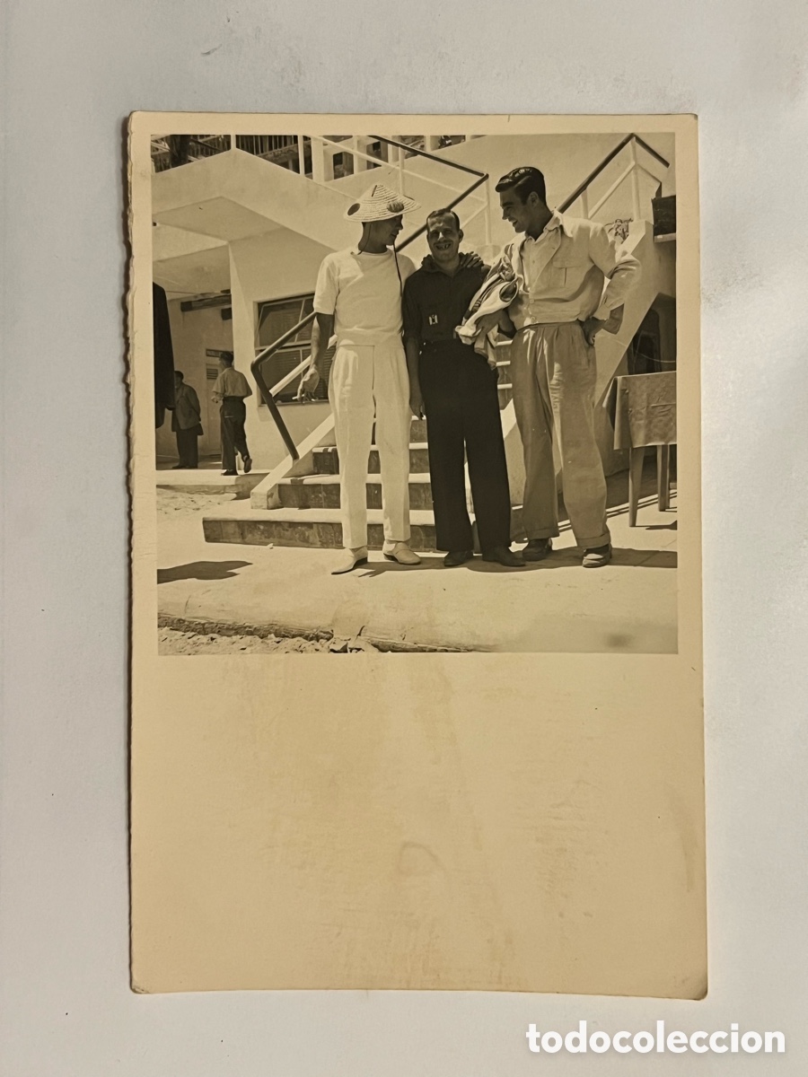 Fotograf&iacute;a antigua: LAS ARENAS.. Valencia?? Fotograf&iacute;a con el joven de la Falange&hellip; (h.1950?) Med&iacute;das: 14 x 9 cm.,