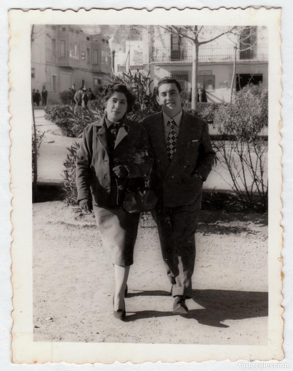 Fotograf&iacute;a antigua: Pareja paseando por una calle de la ciudad. San Carlos de la R&aacute;pita, Tarragona. A&ntilde;os 50 g aa