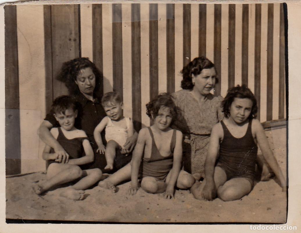 Fotograf&iacute;a antigua: Preciosa foto. Mujeres y ni&ntilde;os en la playa. Ba&ntilde;istas. A&ntilde;os 30-40 g aa