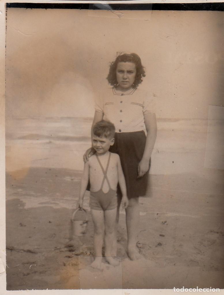 Fotograf&iacute;a antigua: Preciosa foto. Chica y ni&ntilde;o en la playa. Ba&ntilde;istas. A&ntilde;os 30-40 g aa