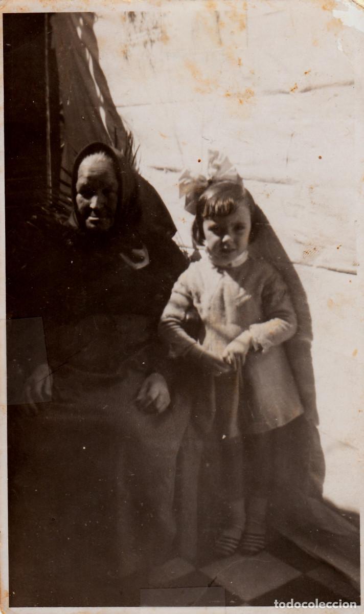 Fotograf&iacute;a antigua: Abuela con su nieta. Ni&ntilde;ita. A&ntilde;os 20? g aa