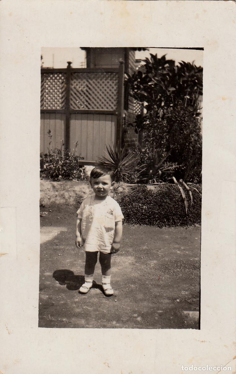 Fotograf&iacute;a antigua: Ni&ntilde;o peque&ntilde;o en el jard&iacute;n. A&ntilde;os 30? g aa