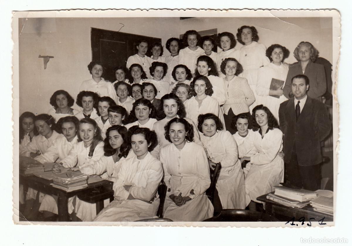 Fotograf&iacute;a antigua: Alumnas de enfermer&iacute;a?. Jovencitas en la escuela. Nombres en dorso. A&ntilde;os 50 g aa