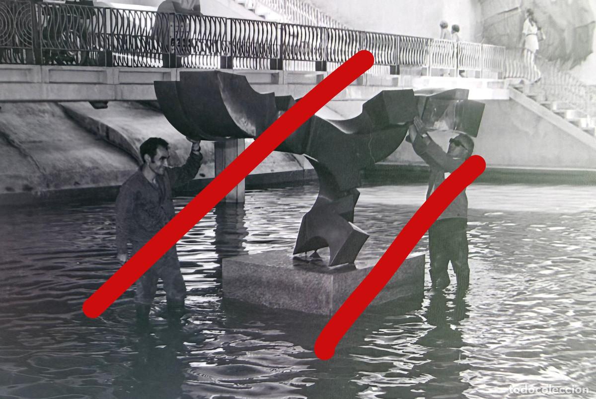 Fotograf&iacute;a antigua: Colocaci&oacute;n Estatua en el Paseo Eduardo Dato A&ntilde;os 70 - Negativo de Celuloide
