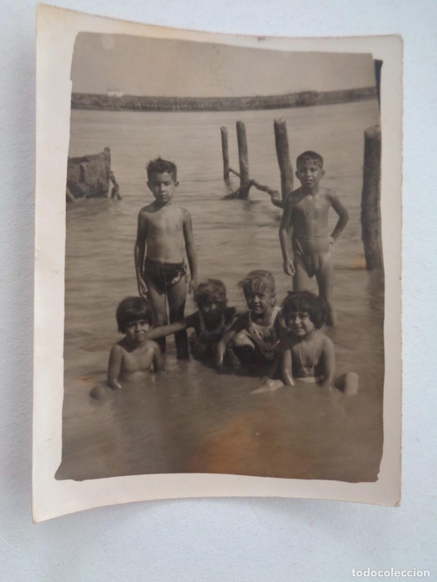 Fotografia antica: FOTO DE NI&Ntilde;OS EN BA&Ntilde;ADOR EN LA PLAYA , 1957