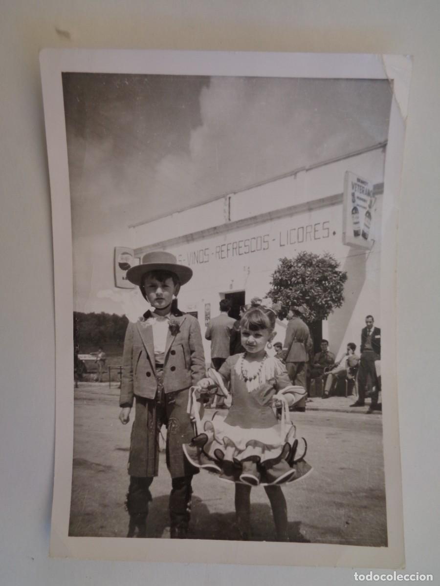Fotografia antica: FOTO DE FERIA : NI&Ntilde;A VESTIDA DE FLAMENCA Y NI&Ntilde;O DE CAMPERO, DETRAS BAR , LETRERO PEPSI-COLA, ETC