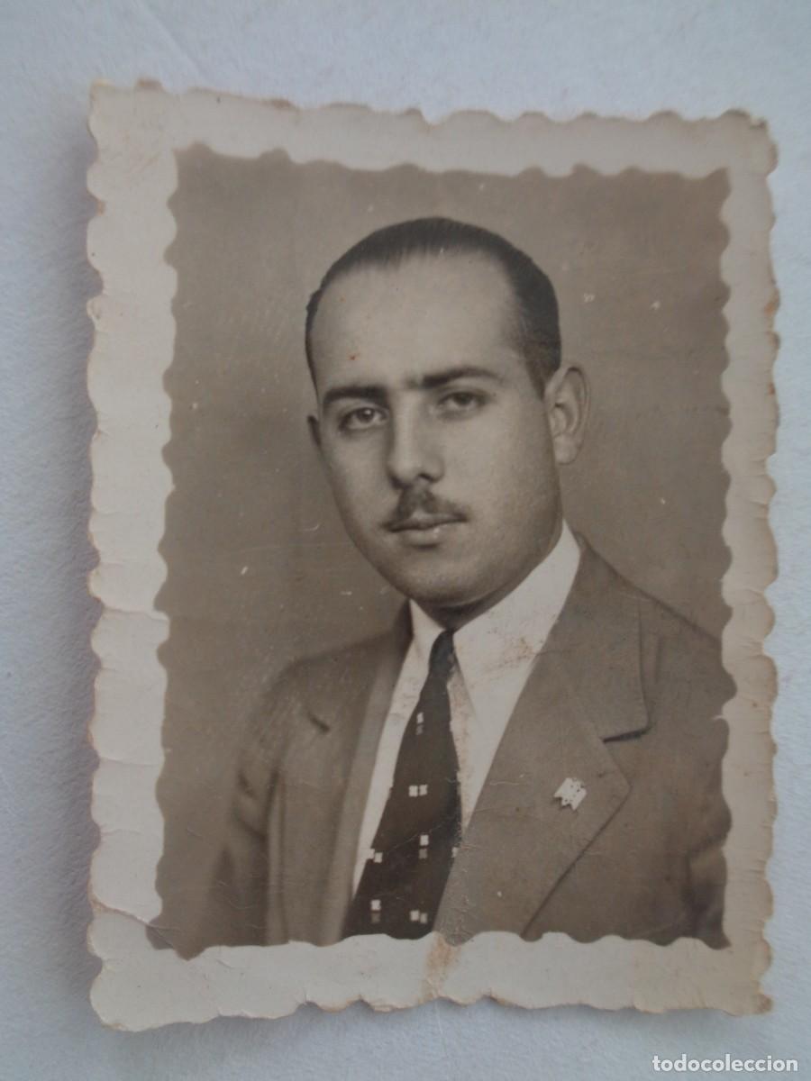Fotograf&iacute;a antigua: FOTO DE CARNET DE JOVEN CON INSIGNIA DEL SEU , SINDICATOS ESTUDIANTES DE FALANGE