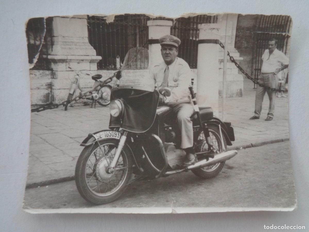 Fotograf&iacute;a antigua: FOTO DE POLICIA MUNICIPAL DE SEVILLA EN MOTO DE EPOCA MATRICULA DE SEVILLA