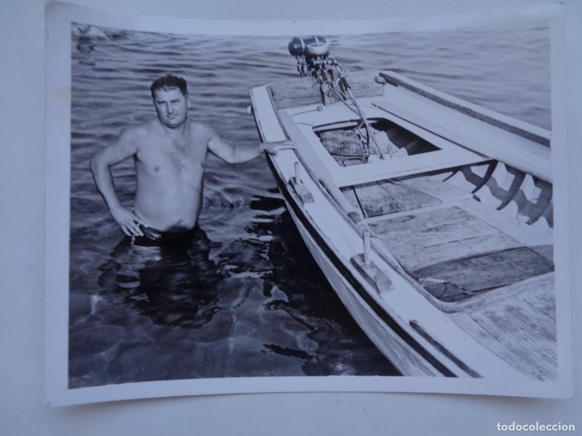 Fotograf&iacute;a antigua: FOTO DE HOMBRE EN BA&Ntilde;ADOR EN EL MAR CON UNA BARCA MOTORA