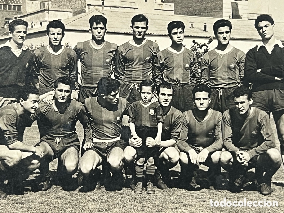 Fotograf&iacute;a antigua: F.C. BARCELONA. Plantilla Temporada 1956.. de visita en el Campo de la Espa&ntilde;a Industrial. Barcelona