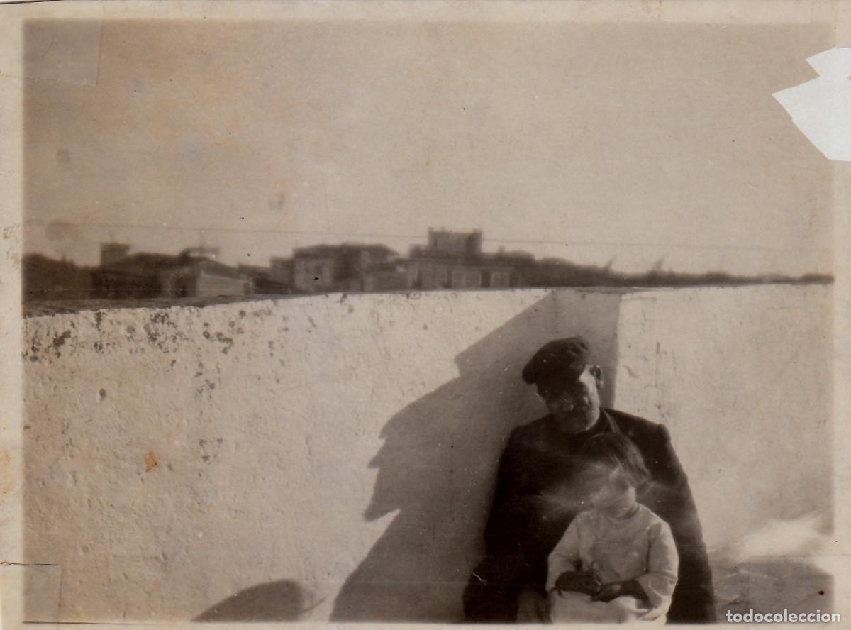Fotograf&iacute;a antigua: 3 fotos Abuelo y nieta en la azotea. A&ntilde;os 20-30 g aa
