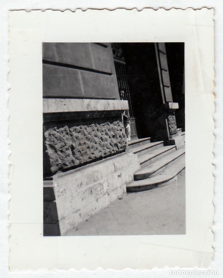 Fotograf&iacute;a antigua: Puerta con escaleras. Val&egrave;ncia?. A&ntilde;os 60 g aa