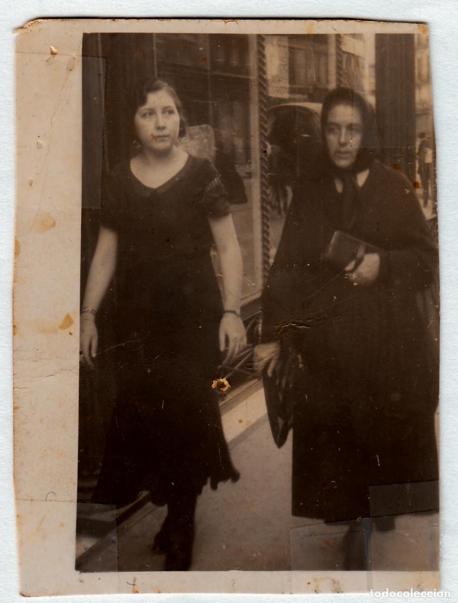 Fotograf&iacute;a antigua: Minutero. Pareja de mujeres paseando. Val&egrave;ncia?. A&ntilde;os 20-30 g aa