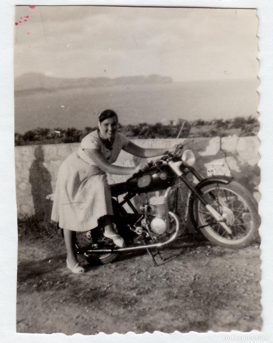 Fotograf&iacute;a antigua: Chica ense&ntilde;ando su moto. Vistas del Pe&ntilde;&oacute;n de Ifach, Alicante. A&ntilde;os 50 g aa