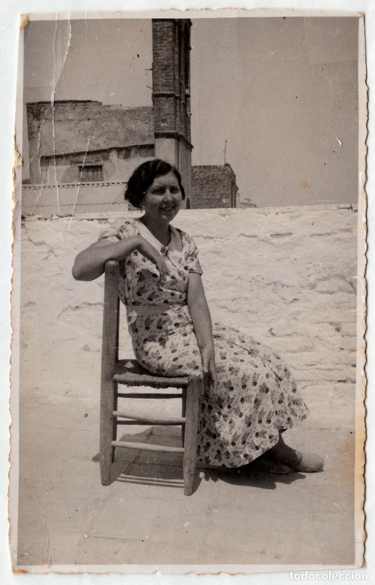 Fotograf&iacute;a antigua: Chica. Mujer sentada en la era. Al fondo iglesia. A&ntilde;os 20-30 g aa