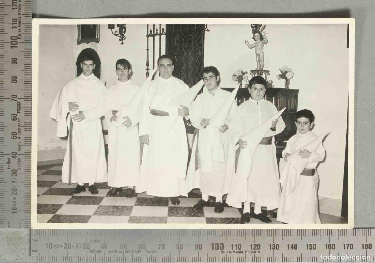Fotograf&iacute;a antigua: FOTOGRAFIA. COFRADIA EN INTERIOR DE TEMPLO. SEVILLA 1965