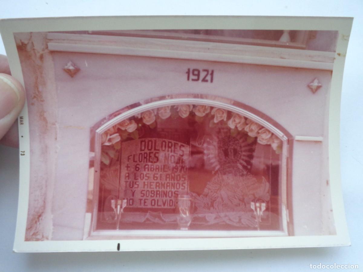 Alte Fotografie: FOTO DE CEMENTERIO : NICHO DE UNA SE&Ntilde;ORA CON IMAGEN DE LA MACARENA , 1973