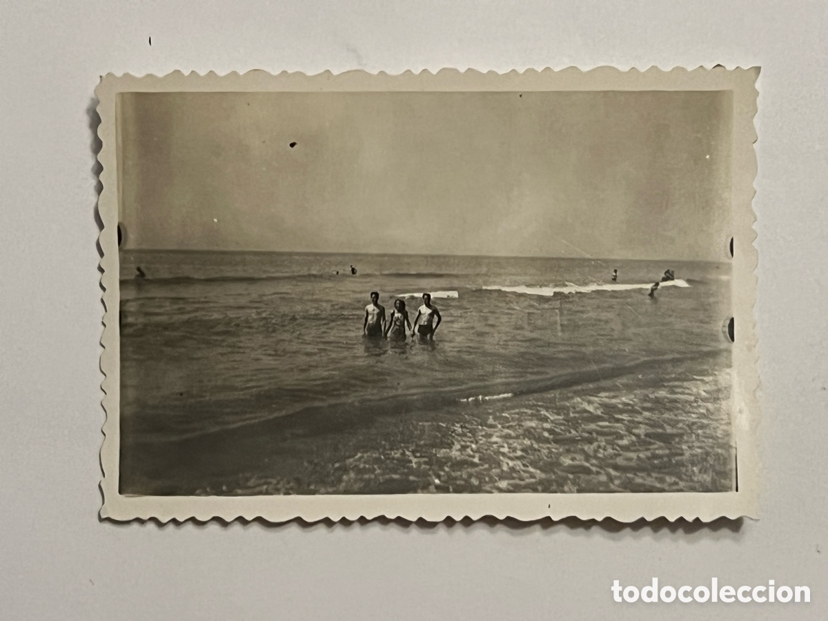 Fotograf&iacute;a antigua: CASTELLDEFELS (Barcelona) Fotograf&iacute;a en la Playa el d&iacute;a de San Pedro (h.1950?) Med&iacute;das: 9 x 6 cm