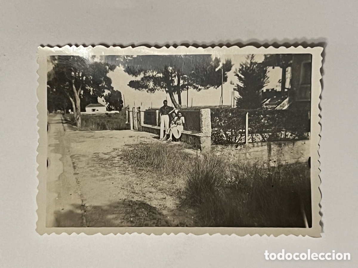 Fotograf&iacute;a antigua: CASTELLDEFELS (Barcelona) Fotograf&iacute;a en familia el d&iacute;a de San Pedro (h.1950?) Med&iacute;das: 9 x 6 cm