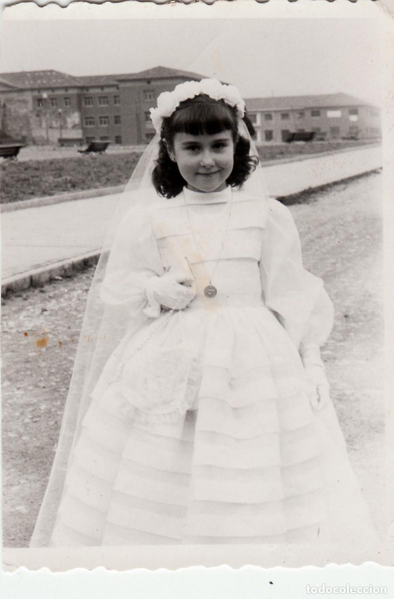Fotograf&iacute;a antigua: Vista de Oviedo? Ni&ntilde;a Comuni&oacute;n. Foto Lasen. A&ntilde;os 50. pc