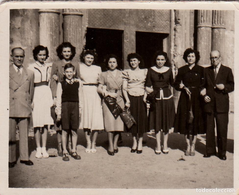 Fotograf&iacute;a antigua: Amigos en la puerta de la iglesia. Manuel S&aacute;nchez, Val&egrave;ncia. A&ntilde;os 50. pc