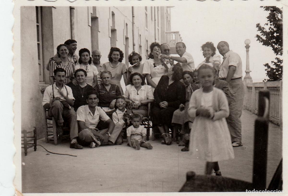 Fotografia antica: Grupo familiar en la puerta de su casa. A&ntilde;os 50. pc