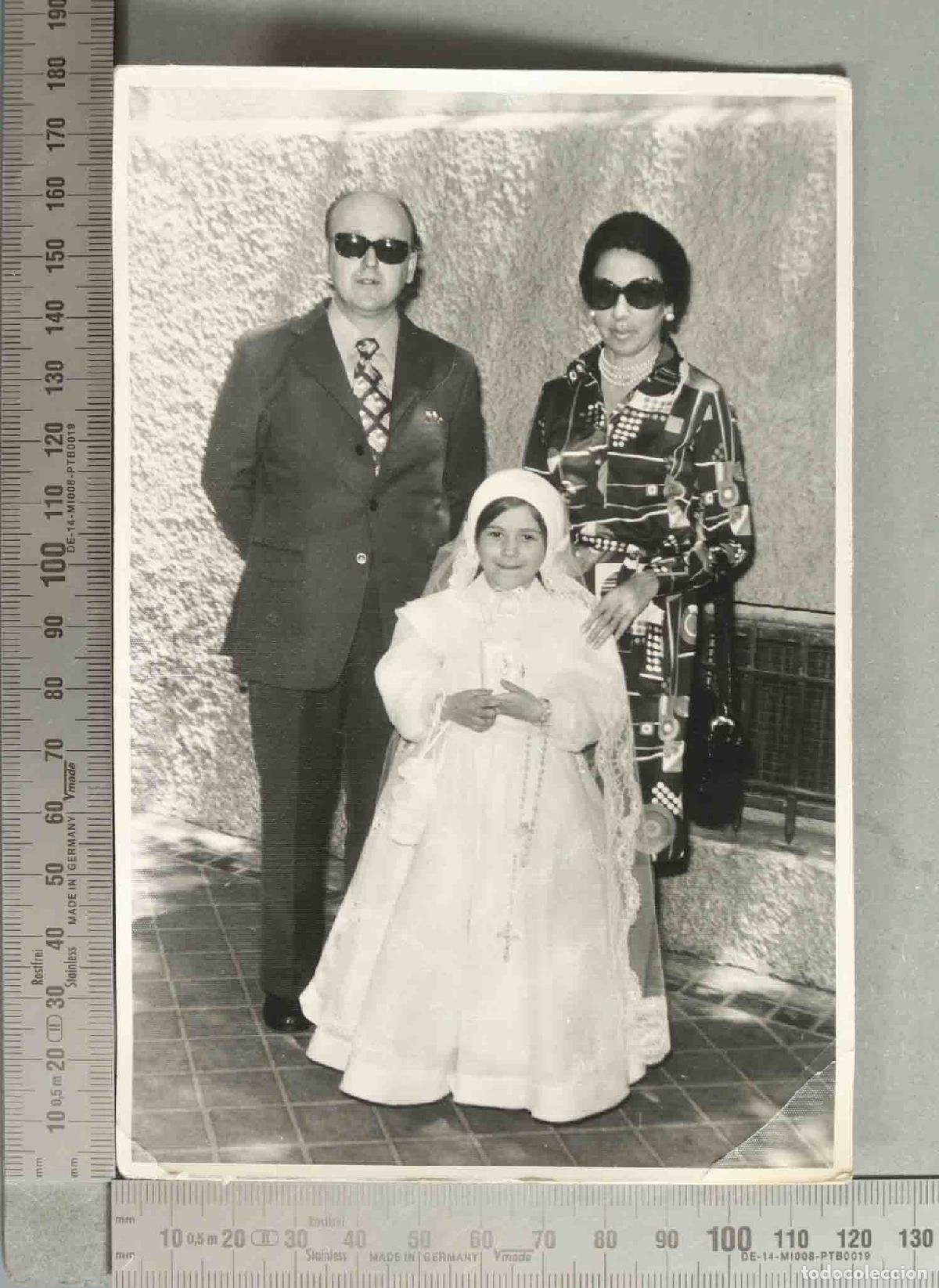 Fotografia antica: FOTOGRAFIA. Primera Comuni&oacute;n de una ni&ntilde;a con su familia -