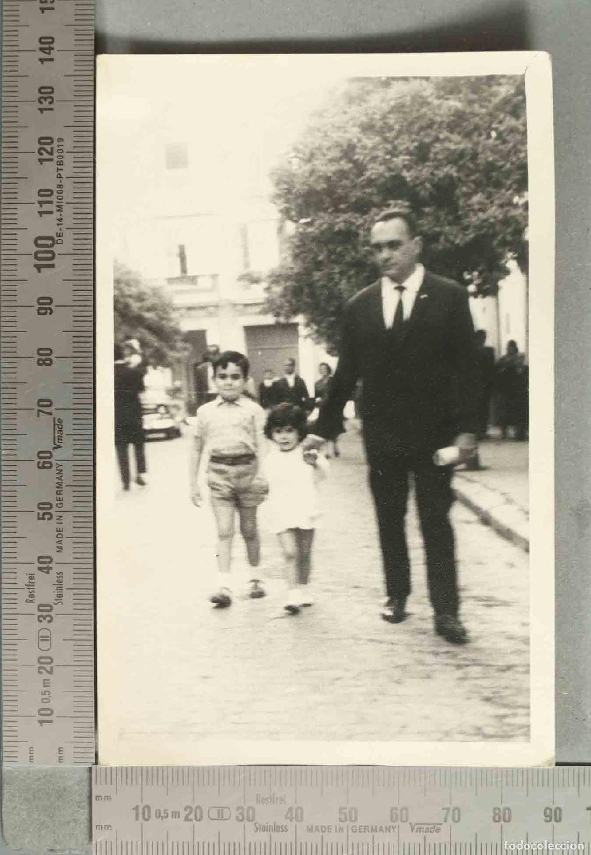 Fotograf&iacute;a antigua: FOTOGRAFIA. SE&Ntilde;OR CON HIJOS hacia 1940