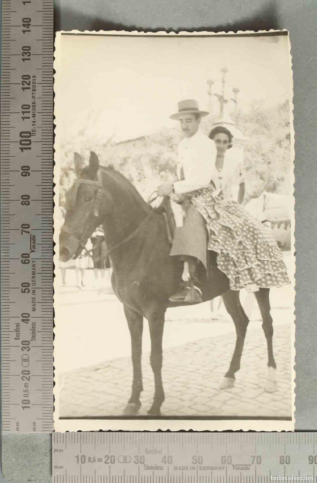 Fotograf&iacute;a antigua: FOTOGRAFIA. Pareja a caballo en la feria - Minutero ambulante. VILLACARRILLO.