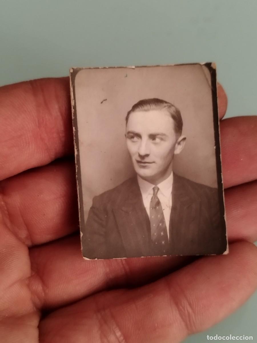 Alte Fotografie: Antiguo retrato fotogr&aacute;fico antiguo en blanco y negro de un hombre con traje y corbata.