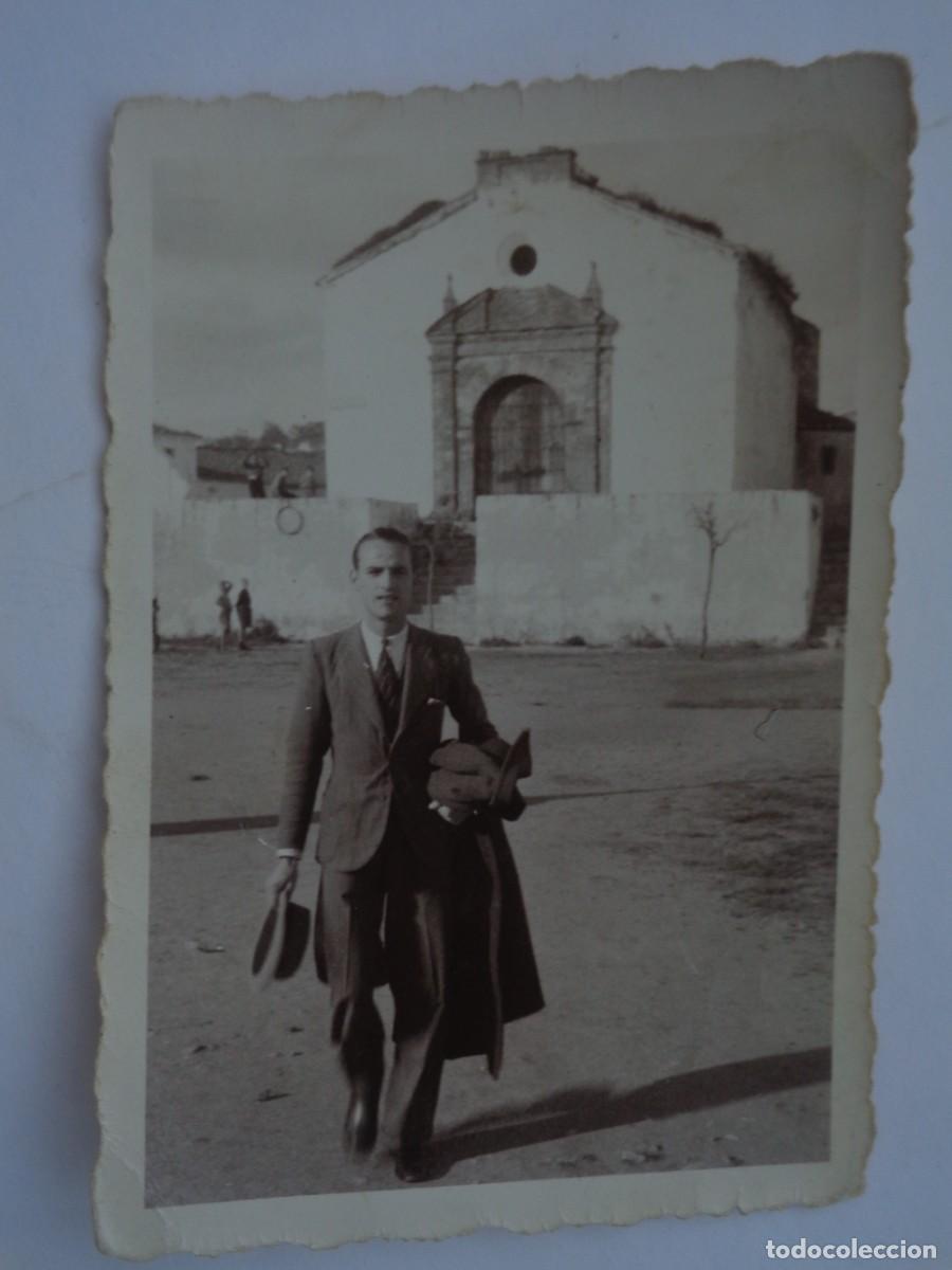 Fotograf&iacute;a antigua: FOTO DE HOMBRE ANTE LA ERMITA DE SAN PEDRO , 1941 . DE ROMERO , ARACENA ( HUELVA )
